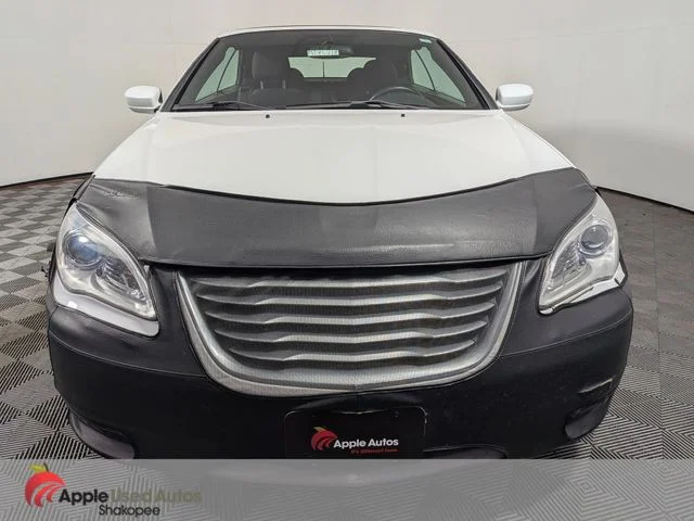 Used 2012 White Chrysler Touring image 2
