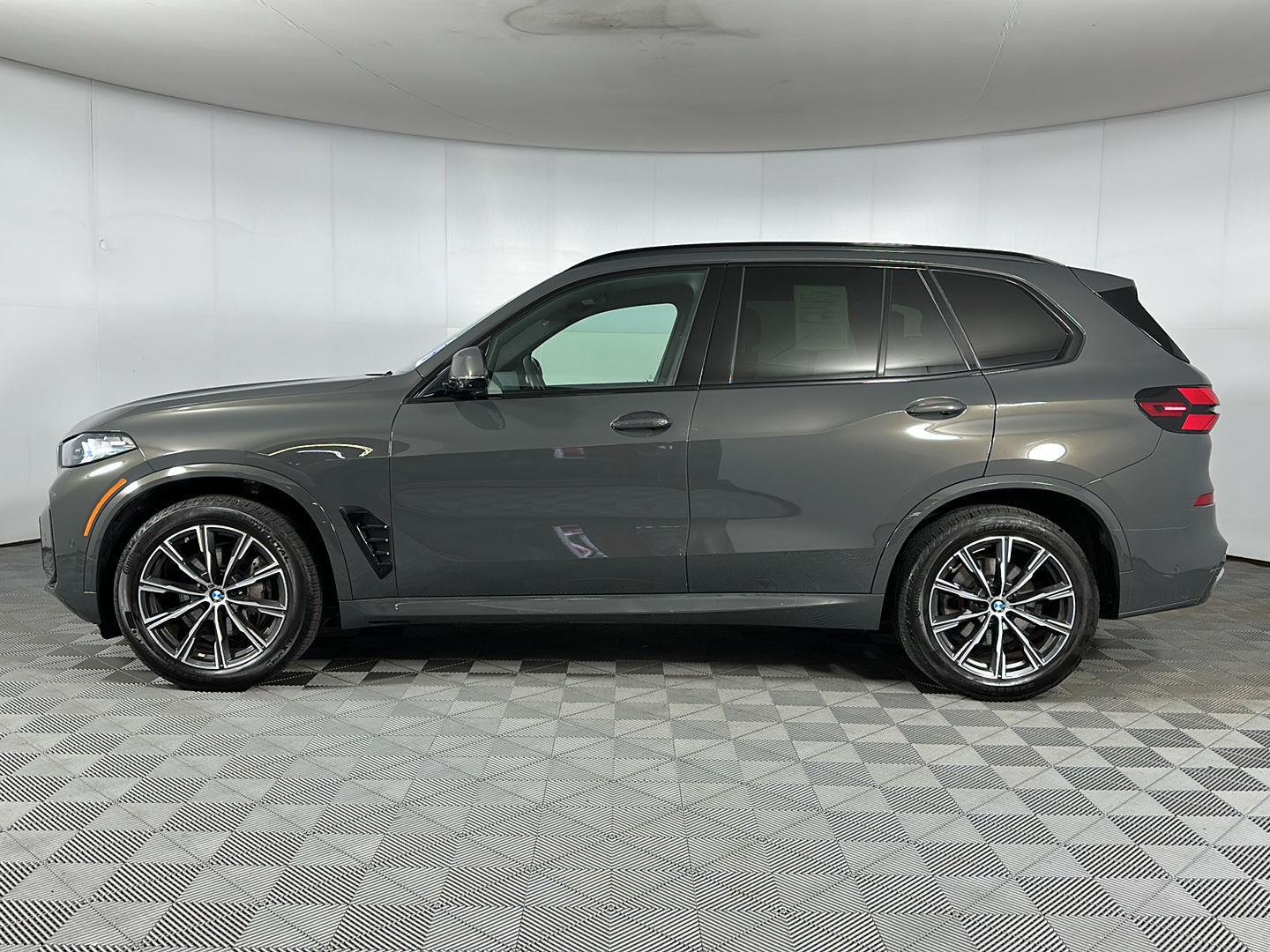 Used 2024 Dravit Grey Metallic BMW xDrive40i image 4