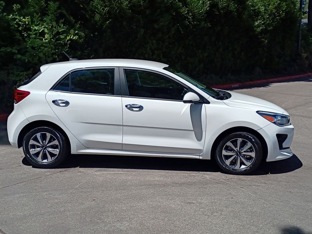 Used 2022 Clear White Kia S image 3