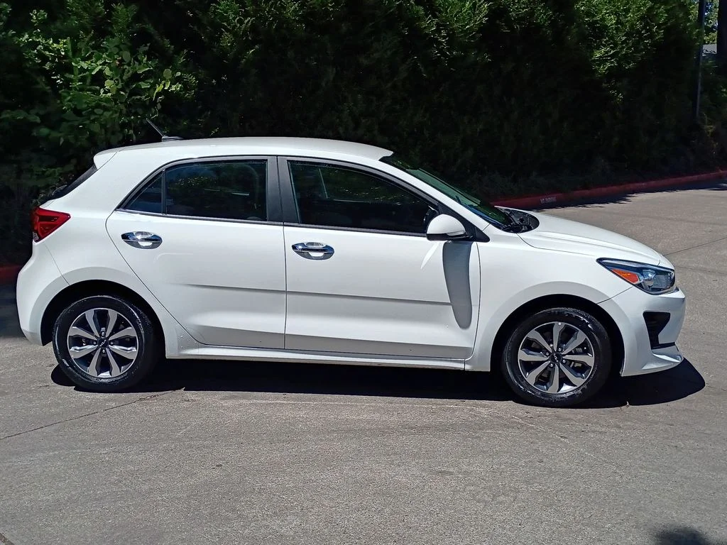 Used 2022 Clear White Kia S image 3