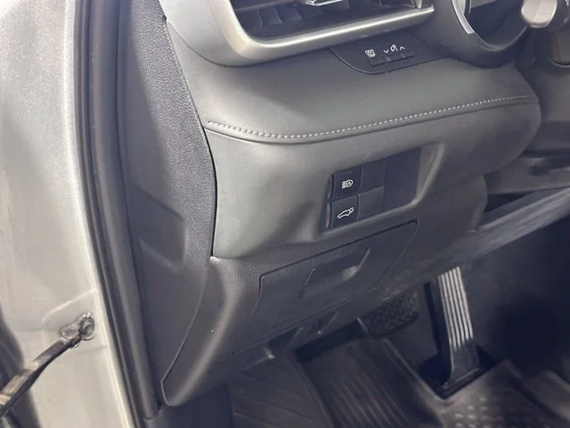 Used 2021 Silver Toyota XLE image 11