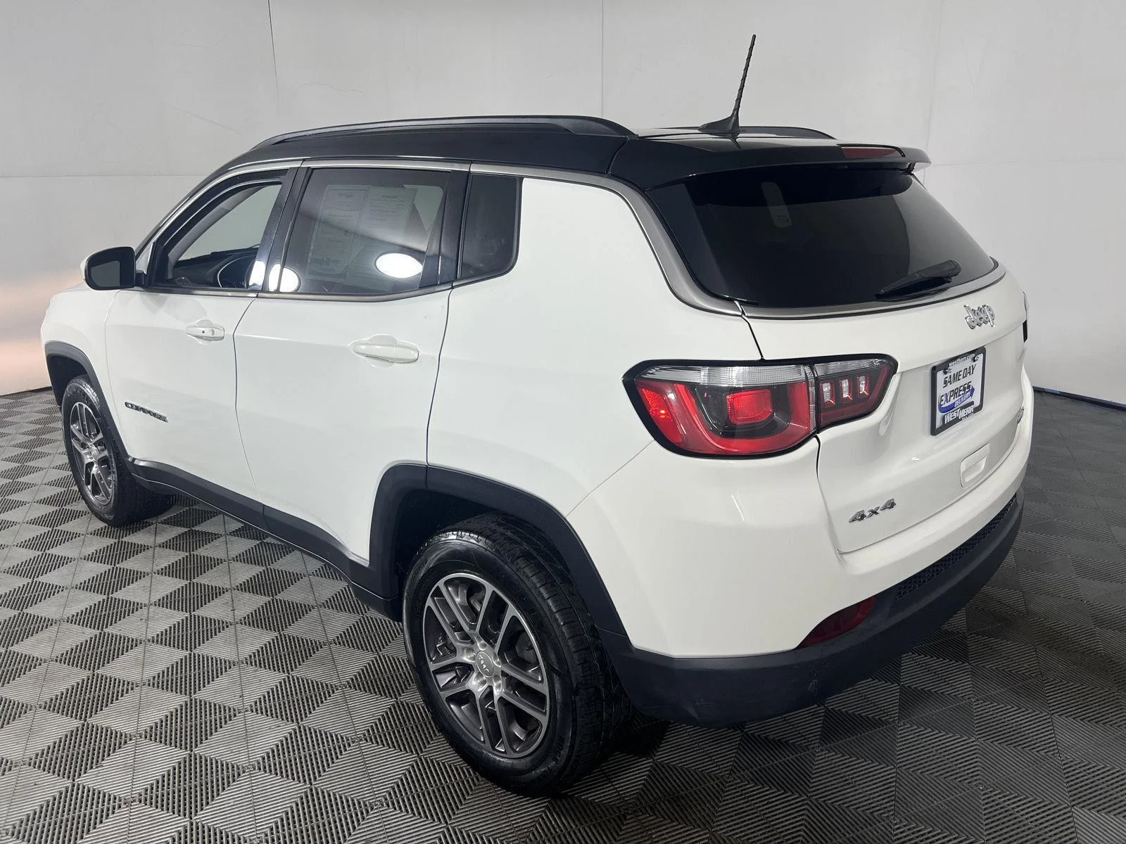 Used 2020 White Clearcoat Jeep Latitude image 7
