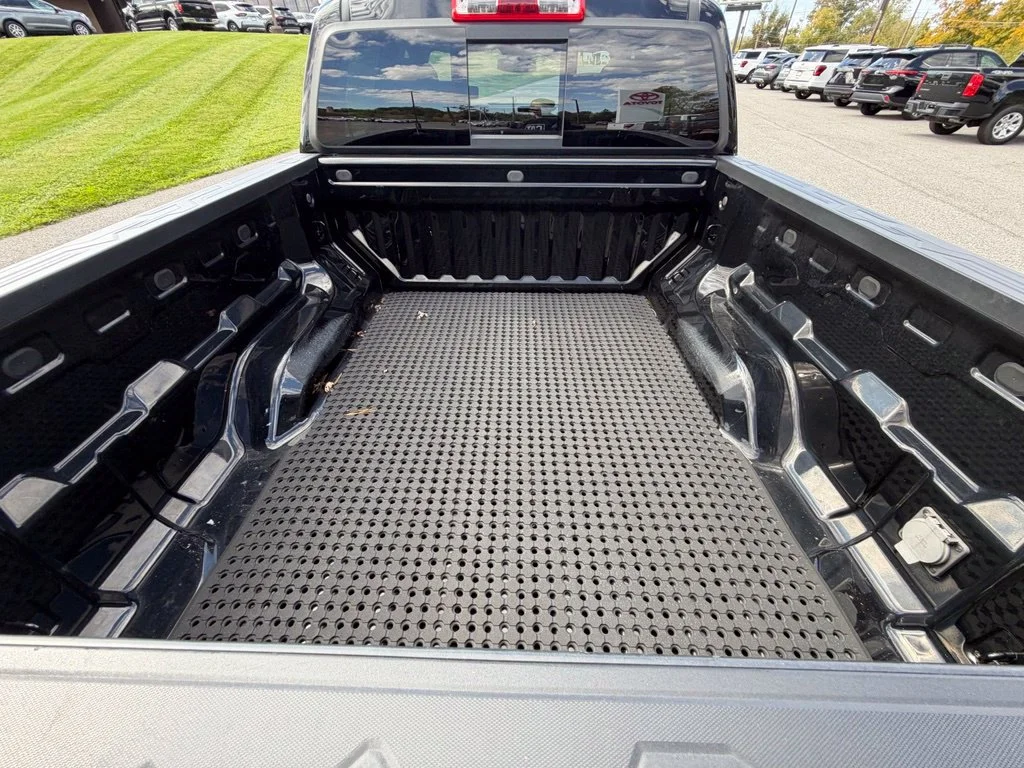 Used 2023 Black Chevrolet Z71 image 42