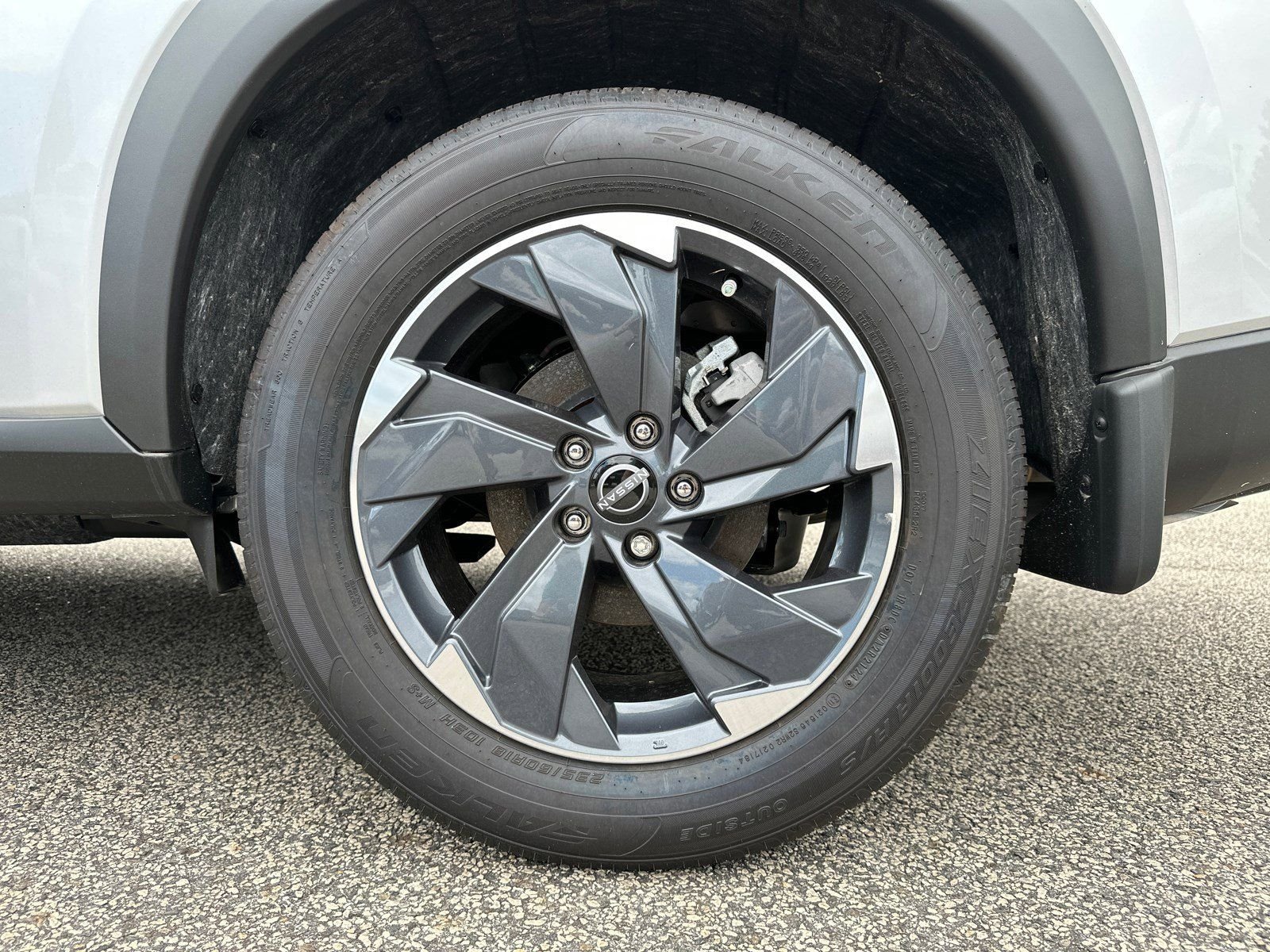 2025 Nissan Rogue SV - Photo 21