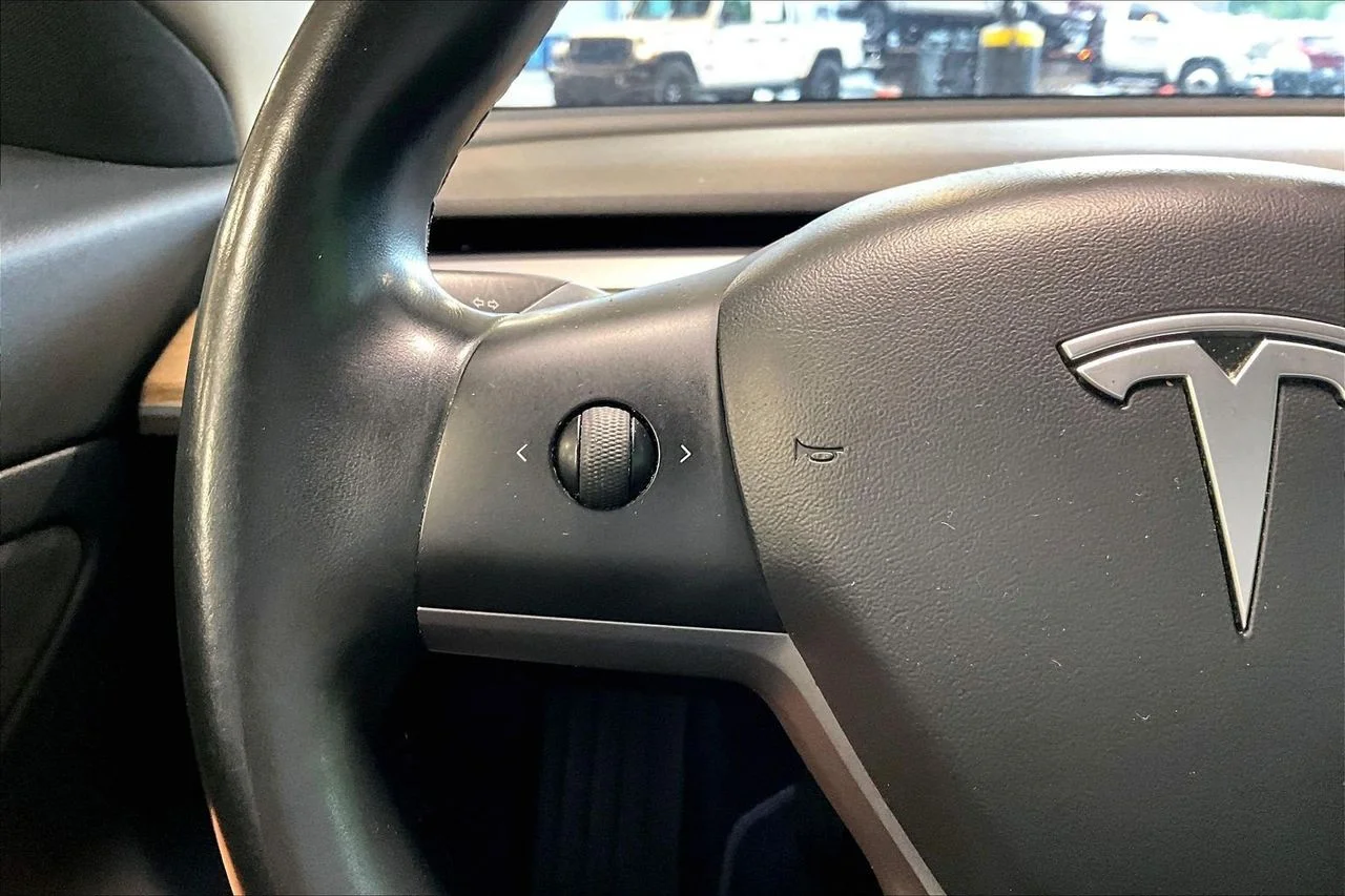 Used 2019  Tesla Long Range image 28
