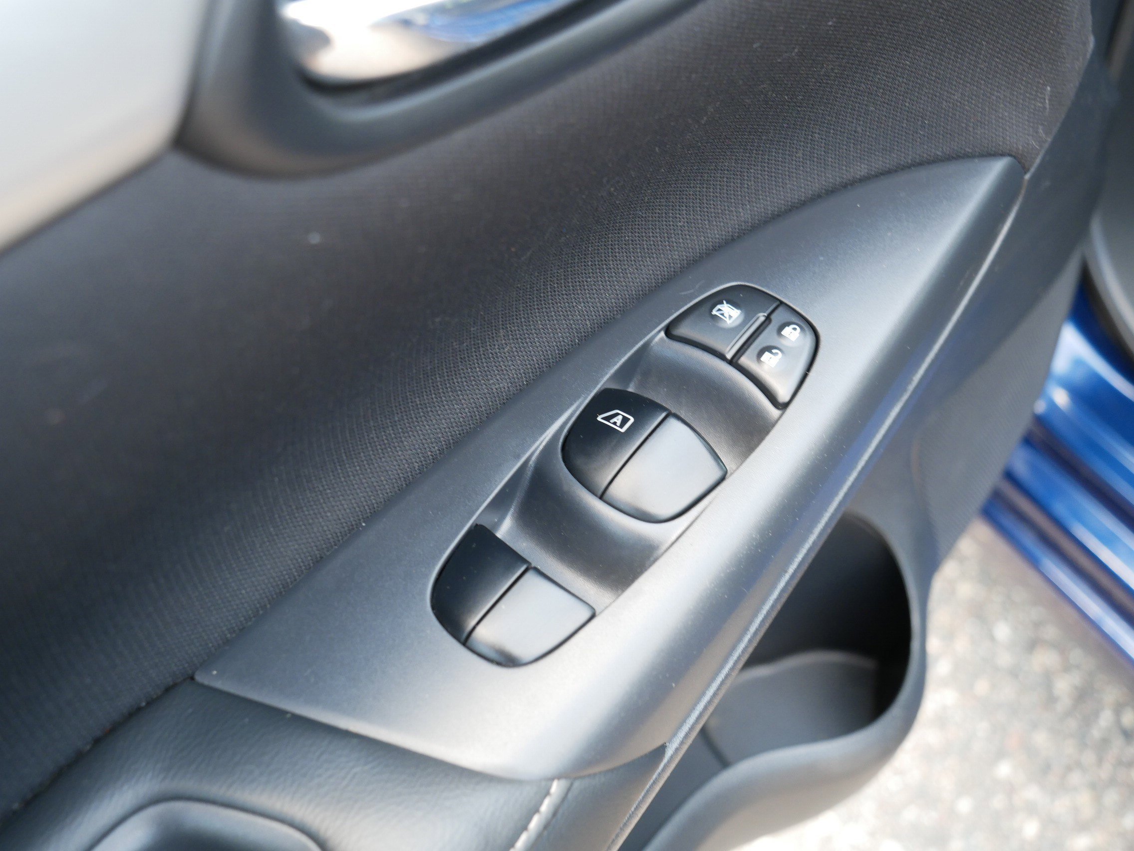 Used 2017 Deep Blue Pearl Nissan S image 19