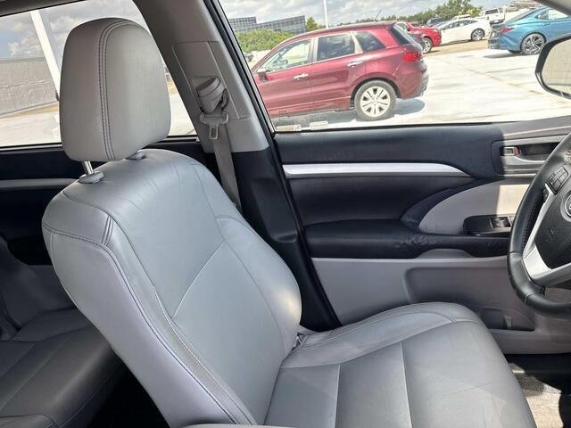 Used 2015 Predawn Gray Mica Toyota XLE image 11