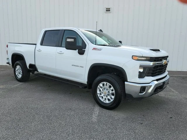 Used 2025 White Chevrolet LT image 17