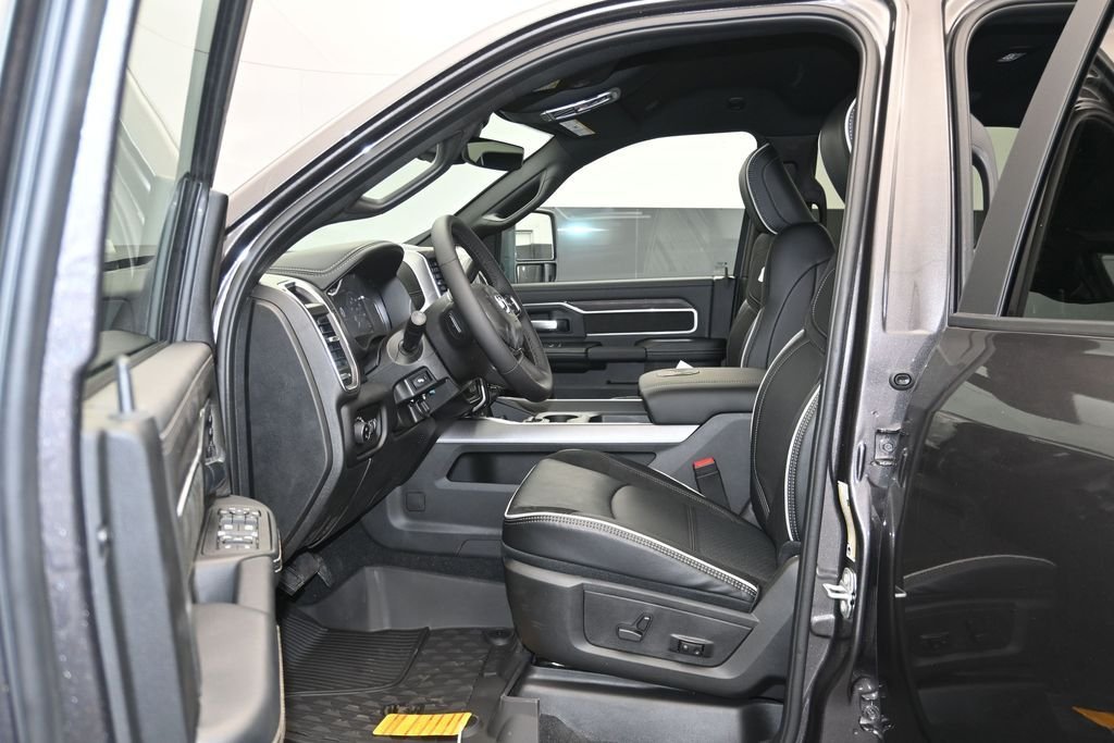 New 2026 Granite Crystal Metallic Clear-Coat Exterior Paint RAM Laramie image 13