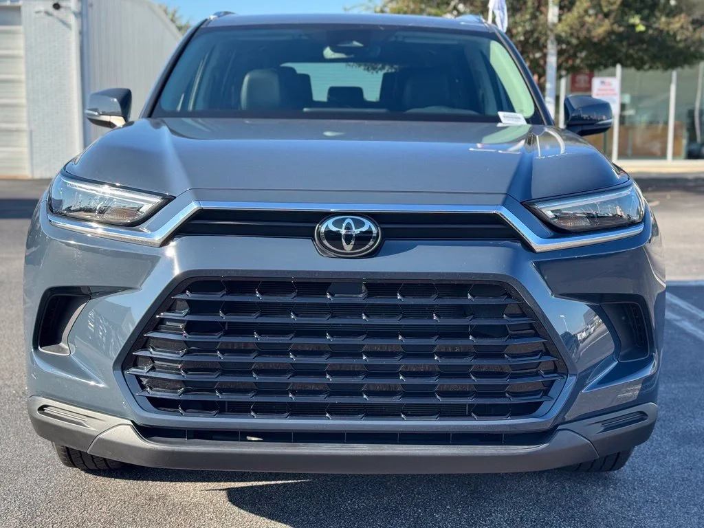 Used 2024 White Toyota XLE image 4