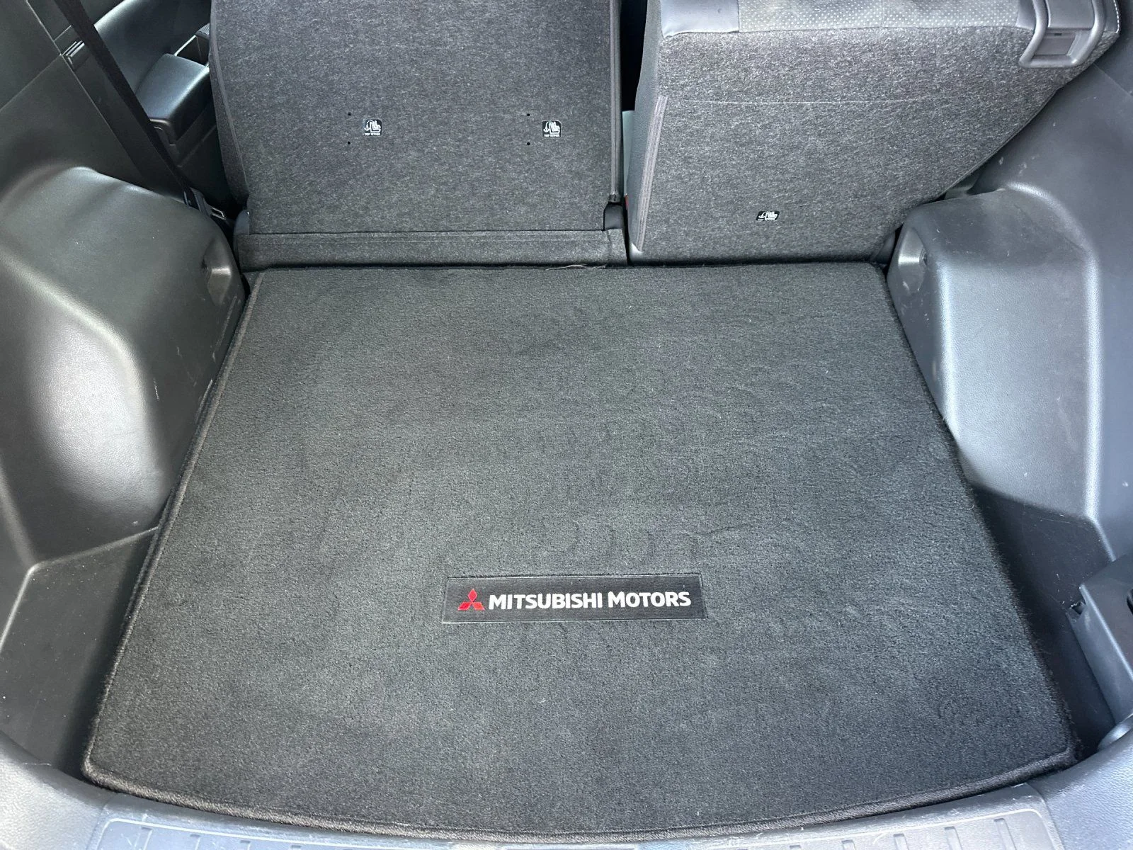 Used 2025 Black Mitsubishi SE image 14
