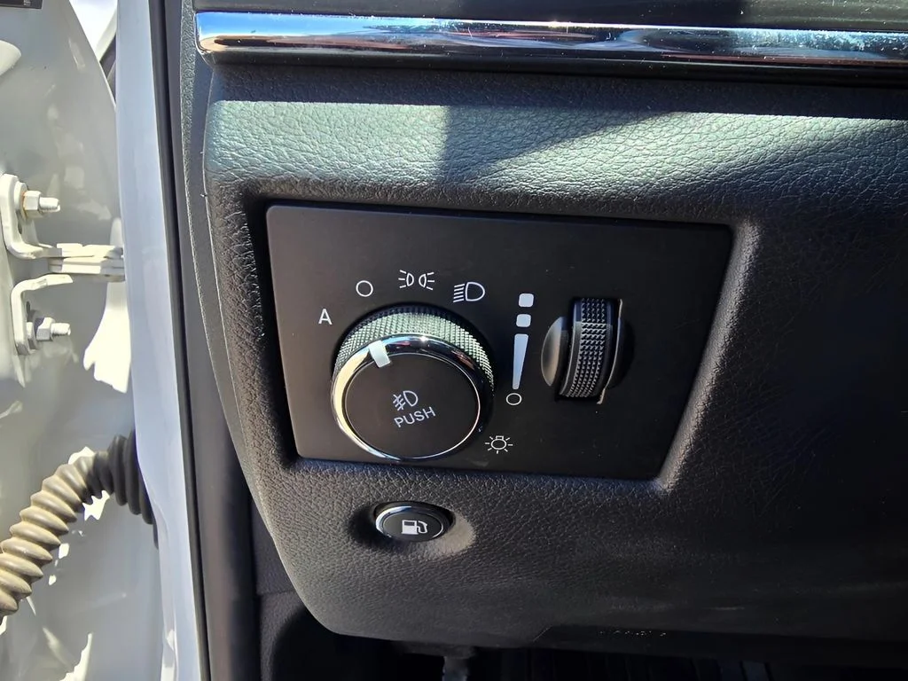Used 2019 Bright White Clearcoat Jeep Limited image 20