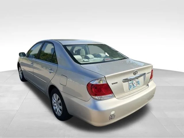 Used 2006 Silver Toyota LE image 6