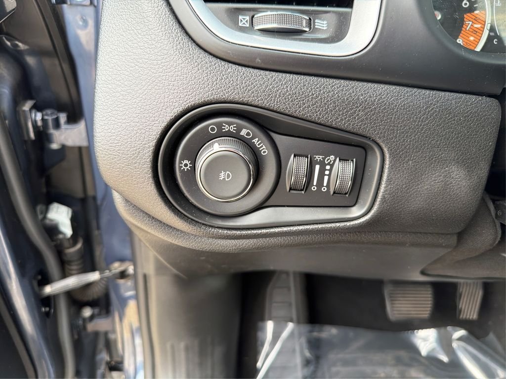 Used 2020 Slate Blue Pearlcoat Jeep Latitude image 18