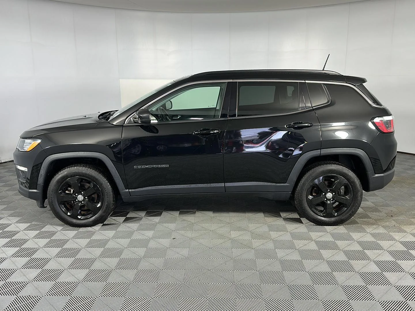 Used 2020 Diamond Black Crystal Pearlcoat Jeep Latitude image 5