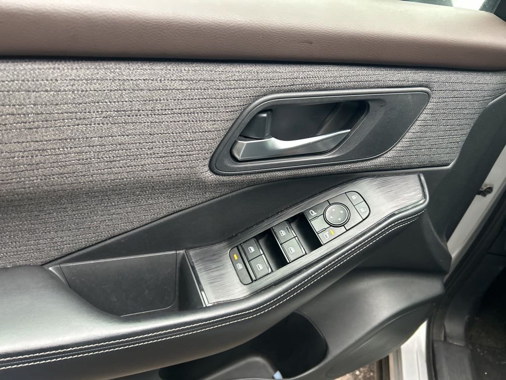 Used 2022 Silver Nissan SV image 11