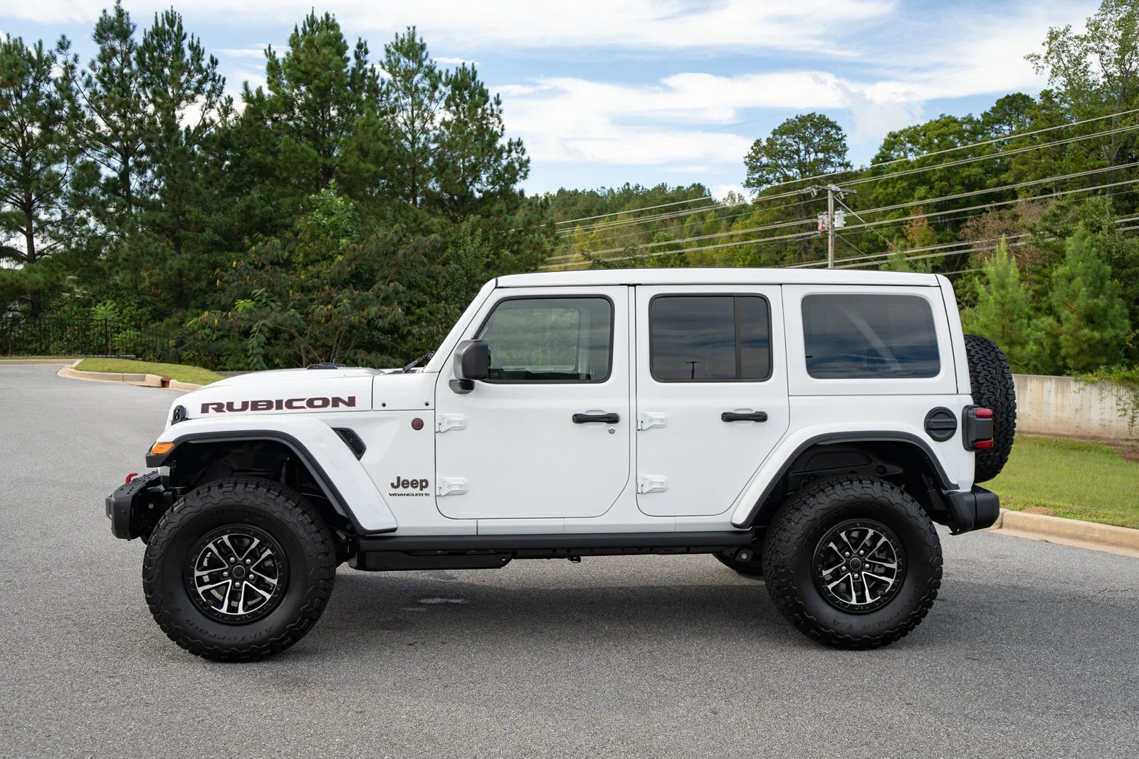 New 2027 Bright White Clear-Coat Paint Jeep Rubicon X image 14
