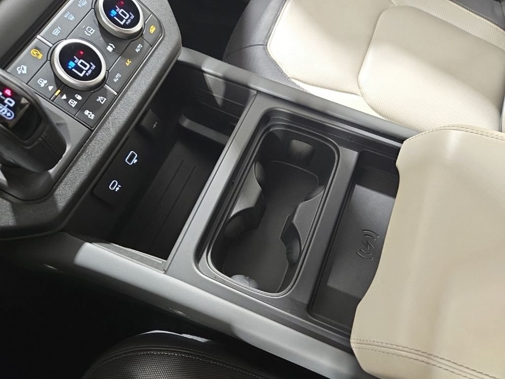 Used 2023 Fuji White Land Rover X-Dynamic SE image 16