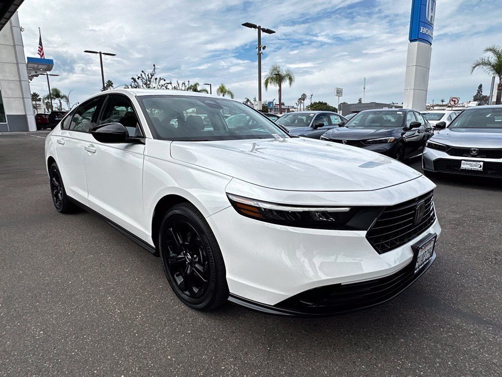 Used 2025 Platinum White Pearl Honda SE image 11