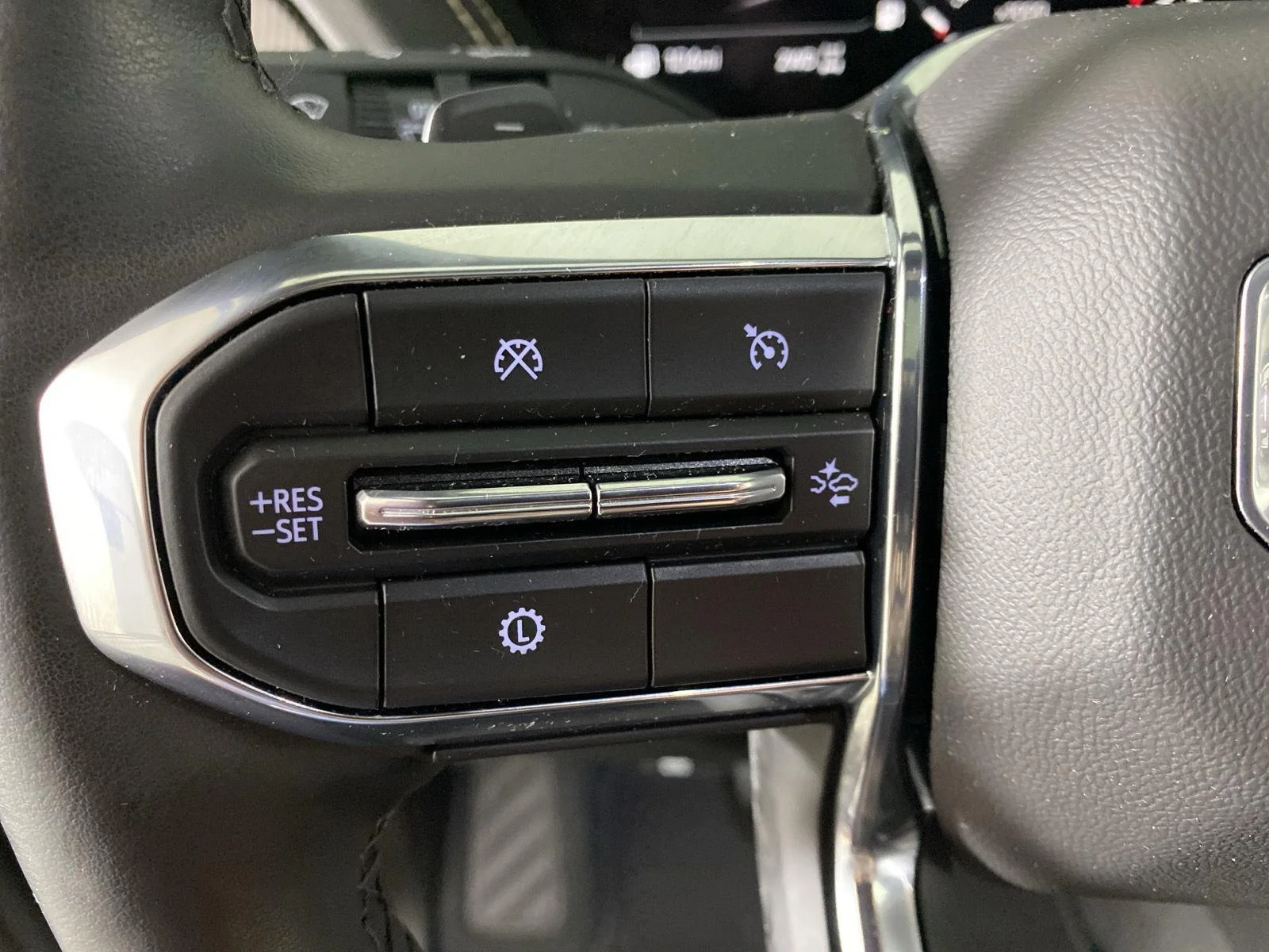 Used 2025 Summit White GMC Elevation image 18