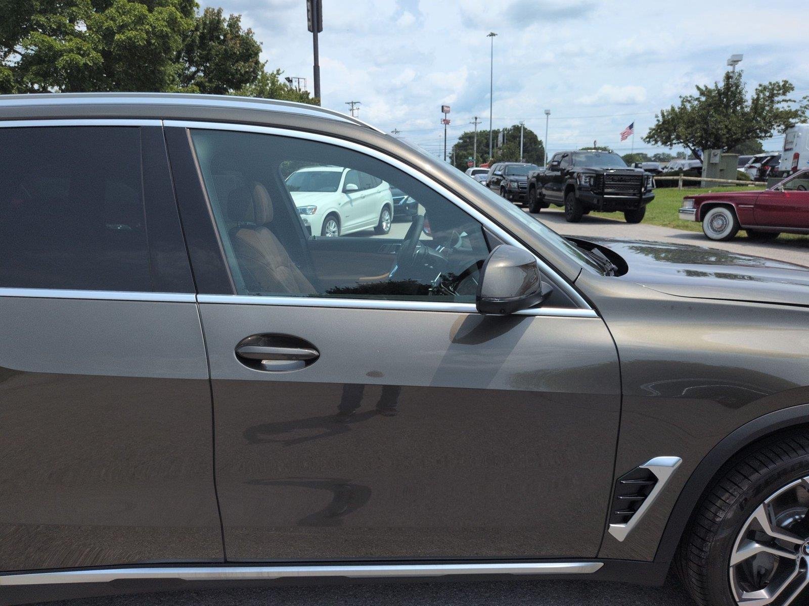 New 2026 Manhattan Green Metallic BMW xDrive50e image 38