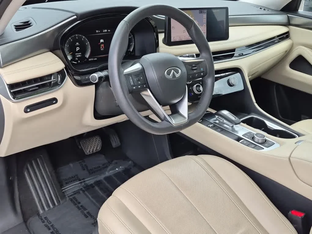 Certified Used 2023 Majestic White INFINITI LUXE image 13