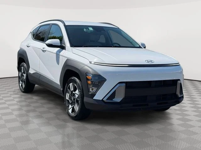 Used 2025 White Hyundai SEL image 4