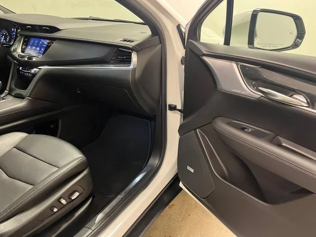 Used 2022 Crystal White Tricoat Cadillac Premium Luxury image 17