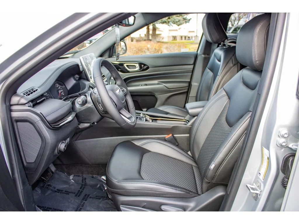 New 2026 Silver Zynith Metallic Clearcoat Jeep Latitude Altitude image 12