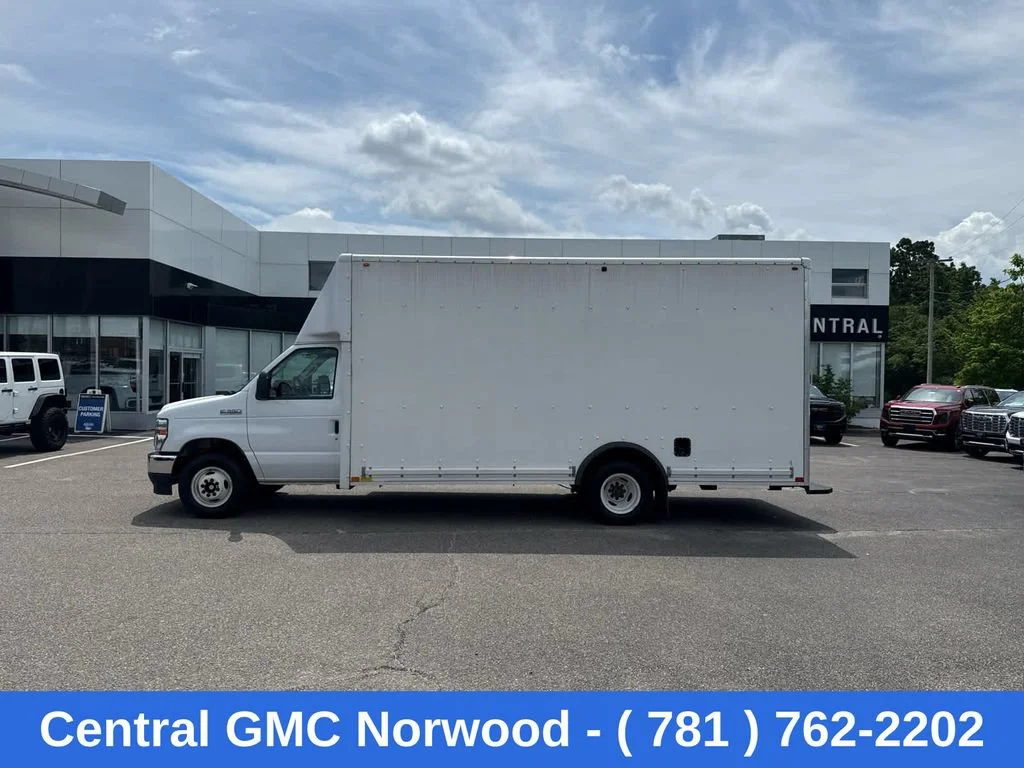 Used 2024  Ford BASE image 2