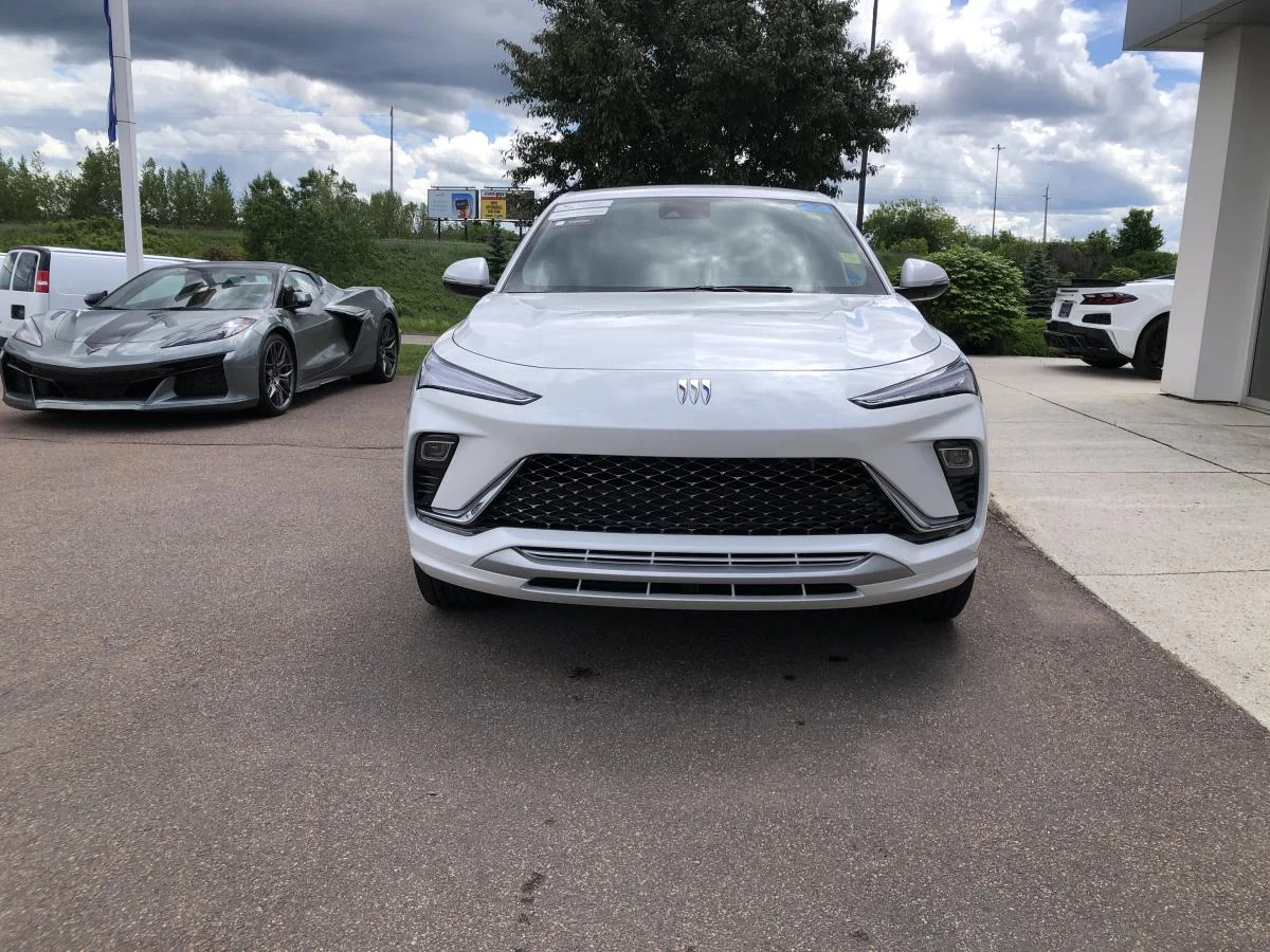 Used 2024 White Buick FWD 4dr Avenir image 3