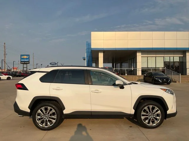 Used 2019 White Toyota XLE Premium image 32