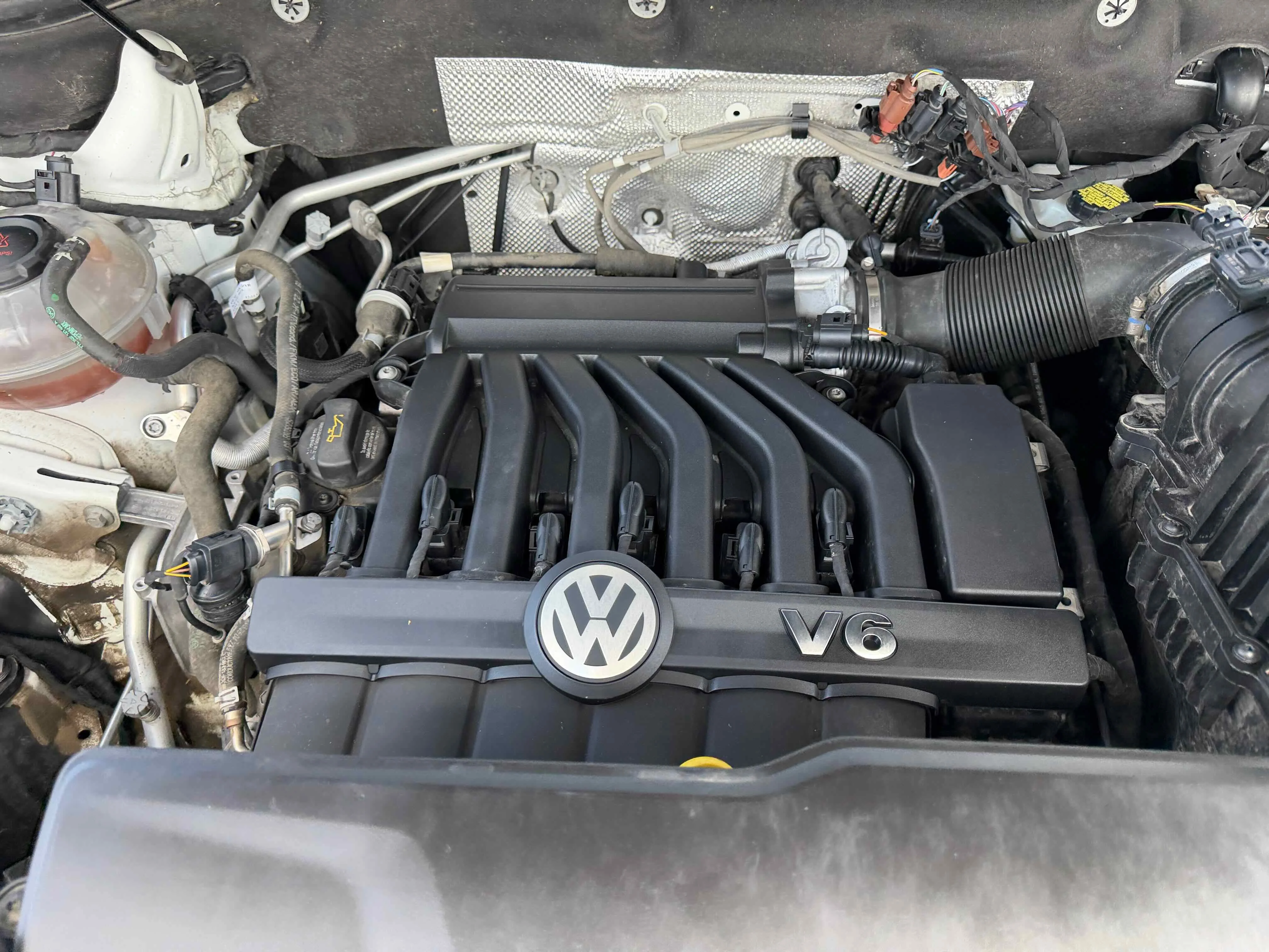 Used 2022 White Volkswagen 3.6L V6 SE w/Technology image 33