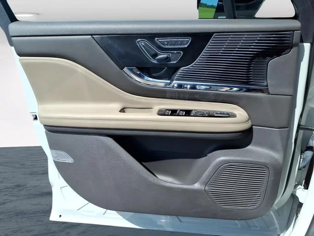 Used 2022 White Lincoln Grand Touring image 21