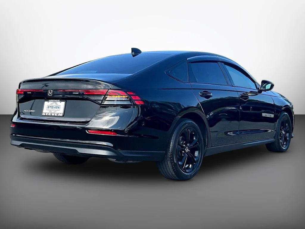Used 2025 Crystal Black Pearl Honda SE image 6