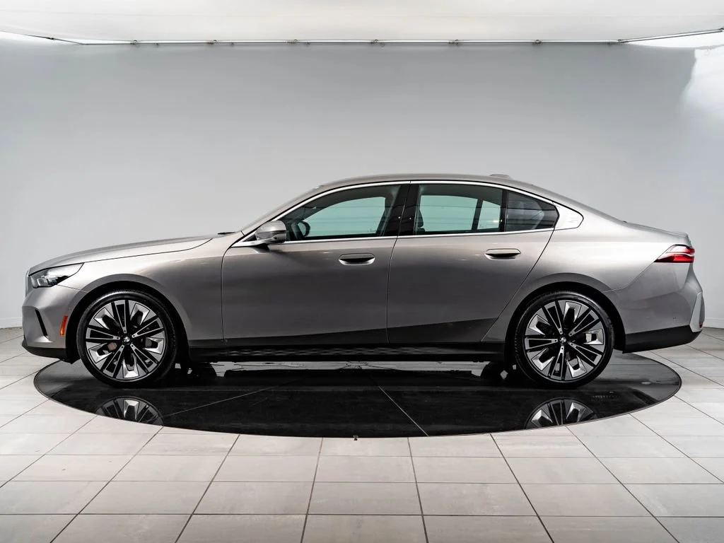 Certified Used 2025 Oxide Grey Met BMW 530i xDrive image 5