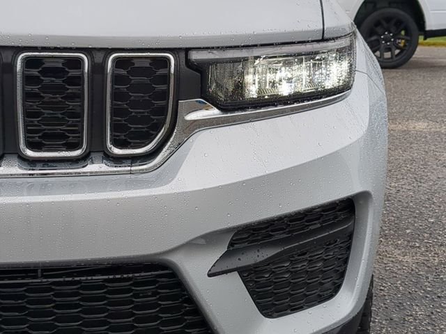 New 2025 Silver Zynith Exterior Paint Jeep Laredo image 17