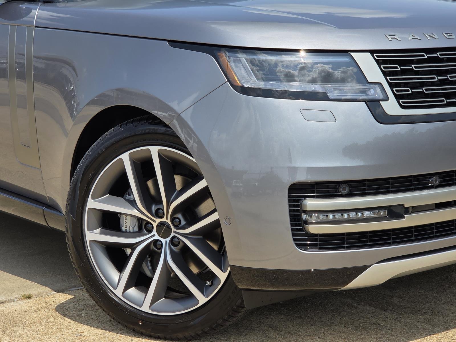 New 2026 Eiger Grey Land Rover SE image 7