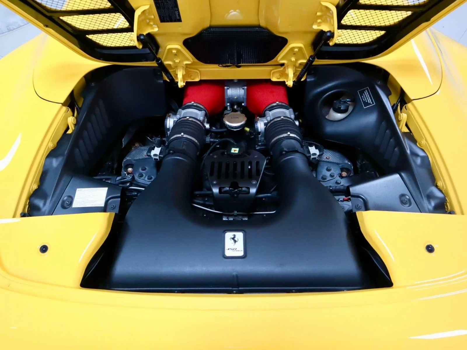 Used 2013 Giallo Modena Ferrari 2dr Conv image 13