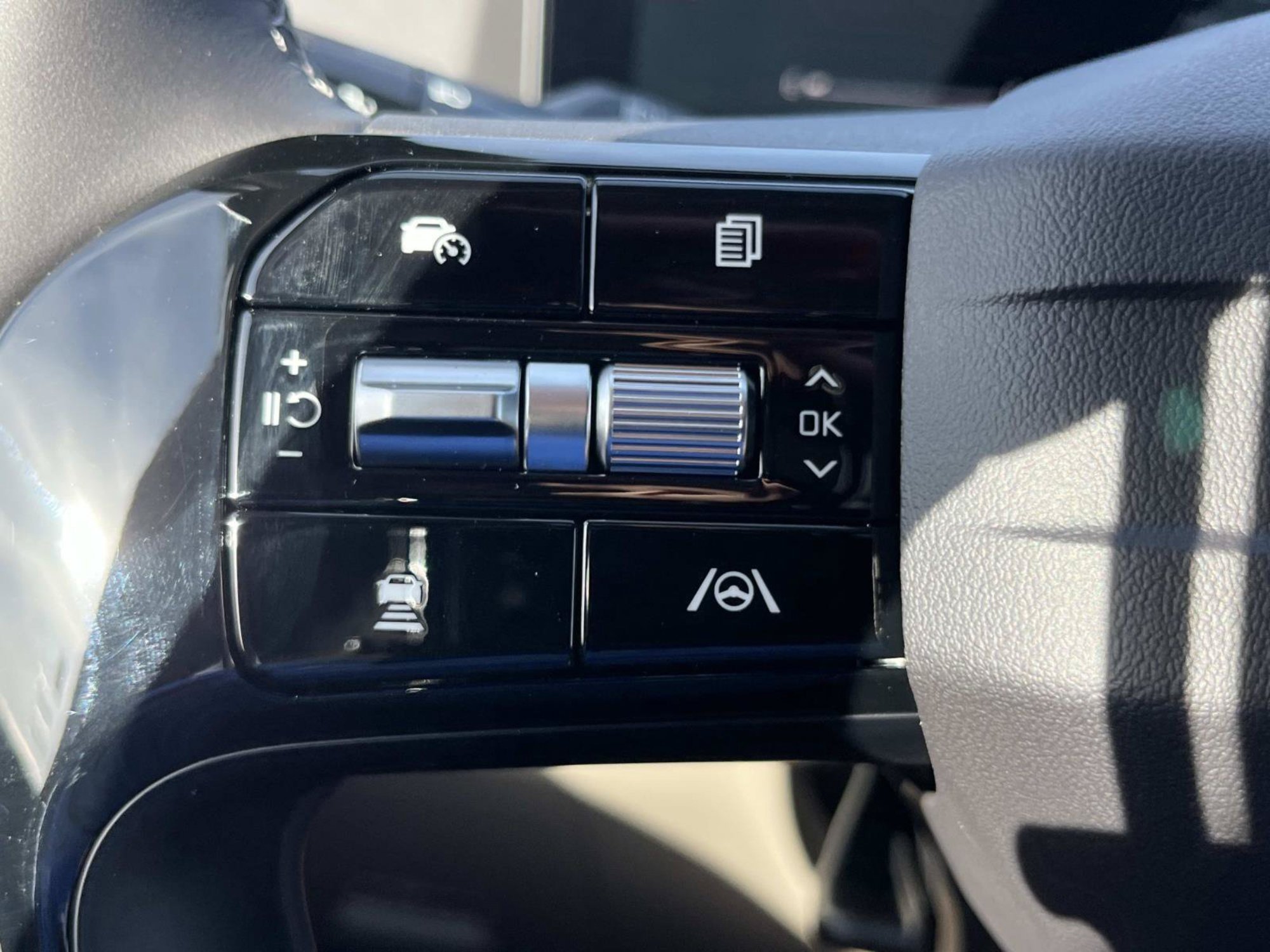 New 2027 Ceramic Silver Kia LXS image 25