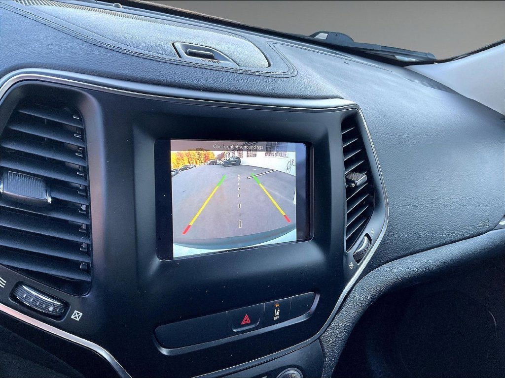 Used 2021 White Jeep Latitude image 16