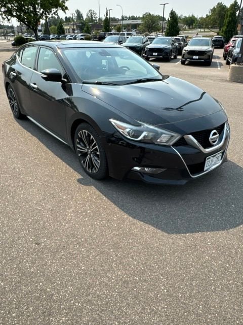 Used 2018 Black Nissan Platinum image 3