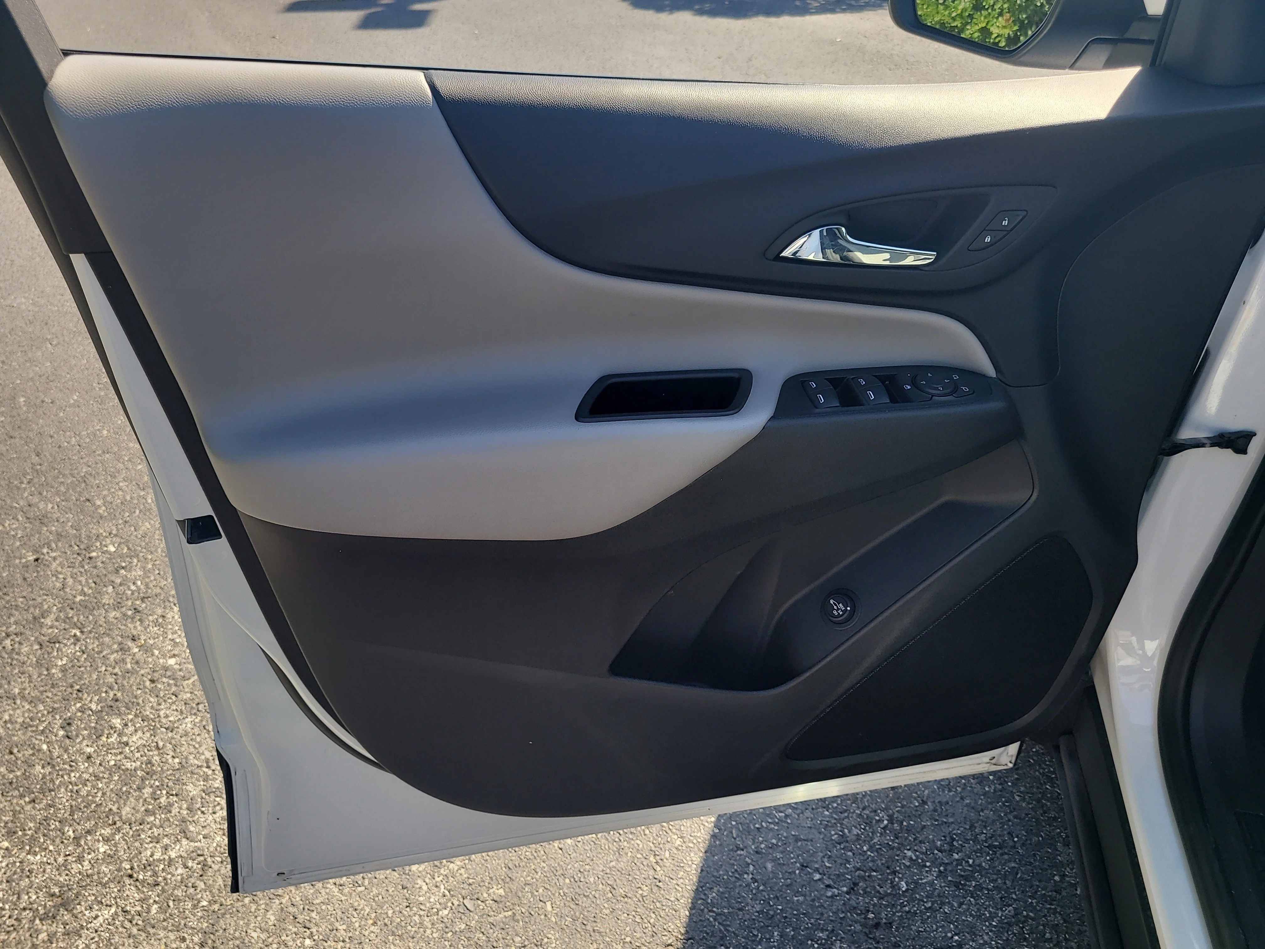 Used 2024 Summit White Chevrolet LT image 16