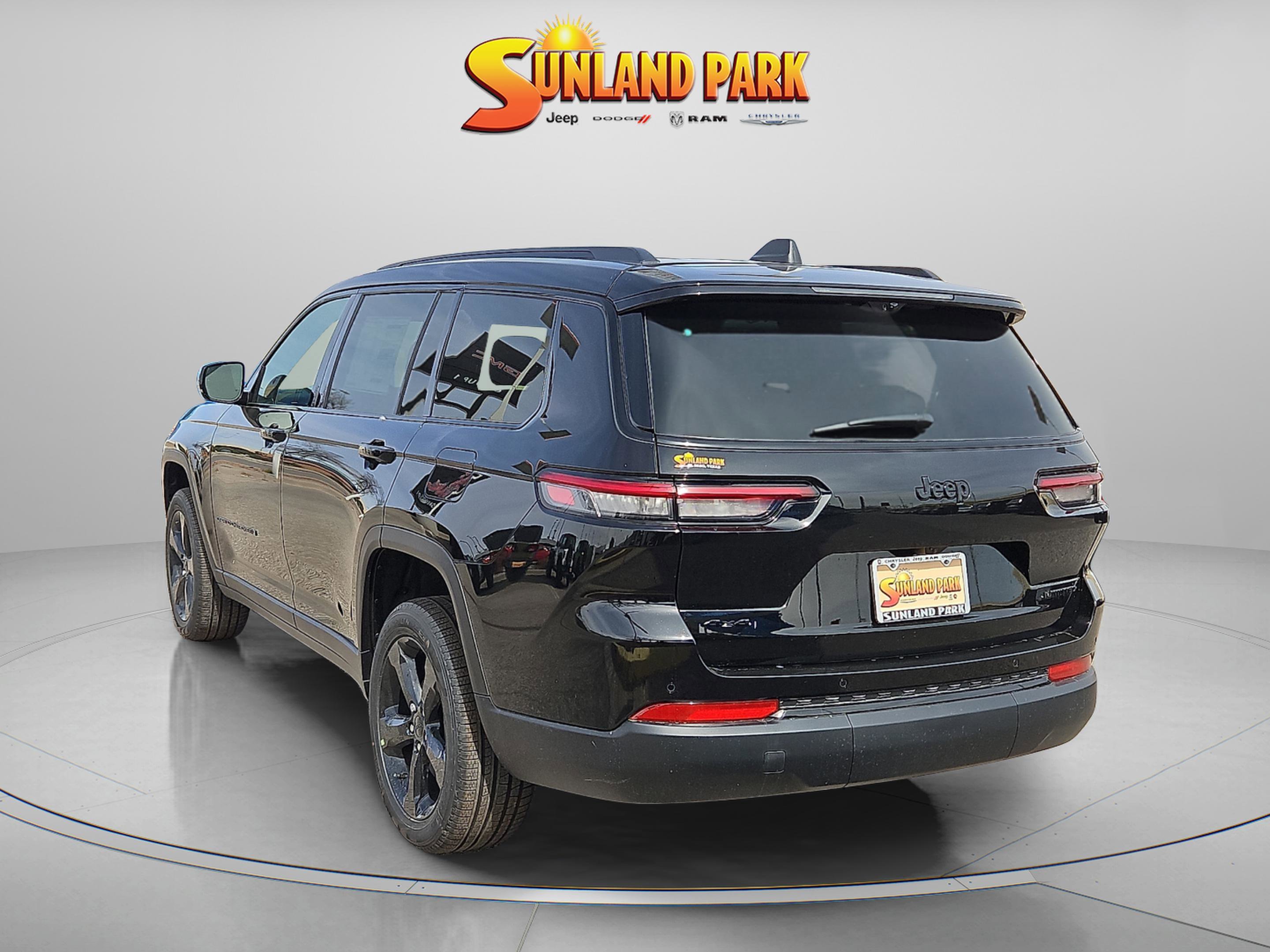 New 2025 Diamond Black Crystal Pearl-Coat Exterior Paint Jeep Limited image 4