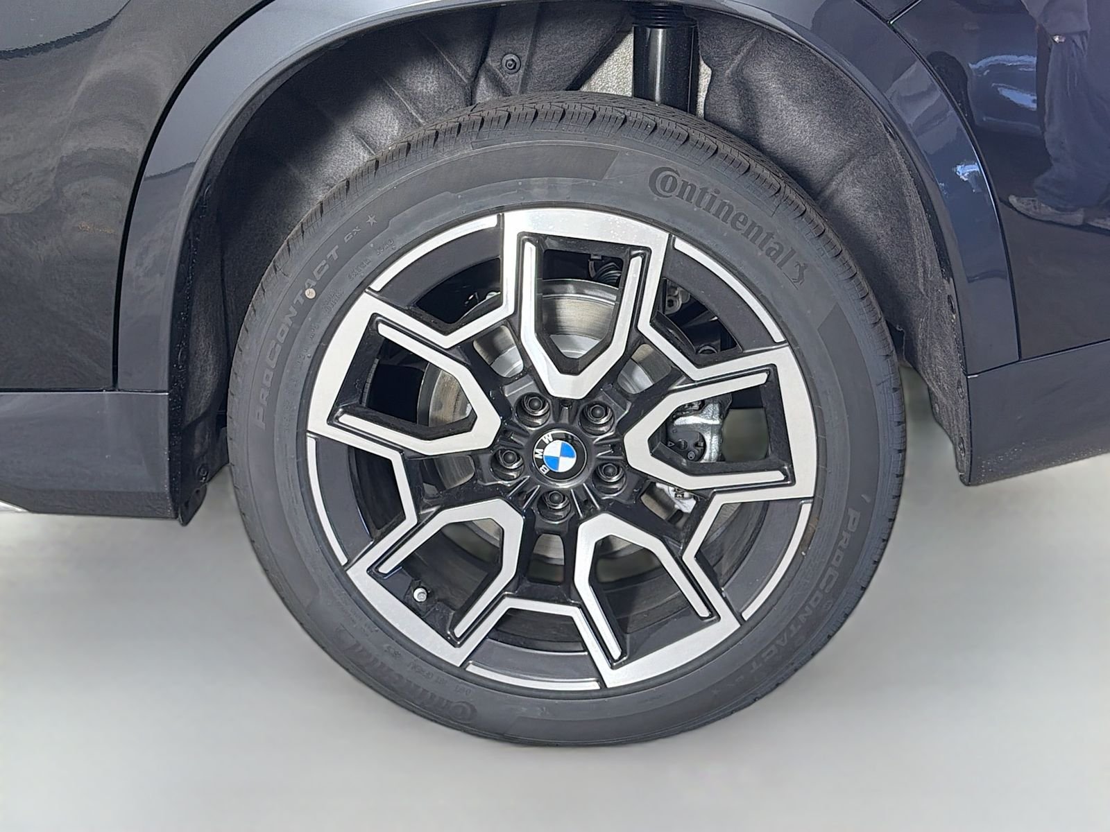 New 2026 Black Sapphire Metallic BMW xDrive28i image 32