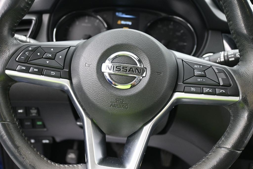 Used 2017 Caspian Blue Nissan SL image 11