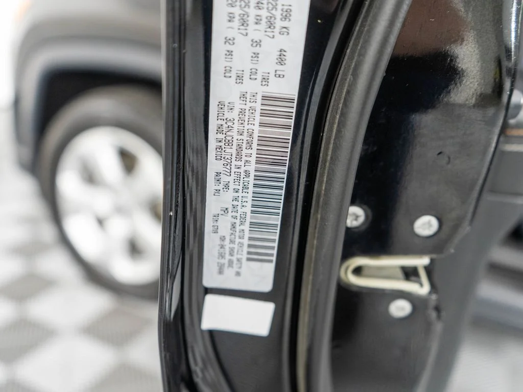 Used 2018 Black Jeep Latitude image 32