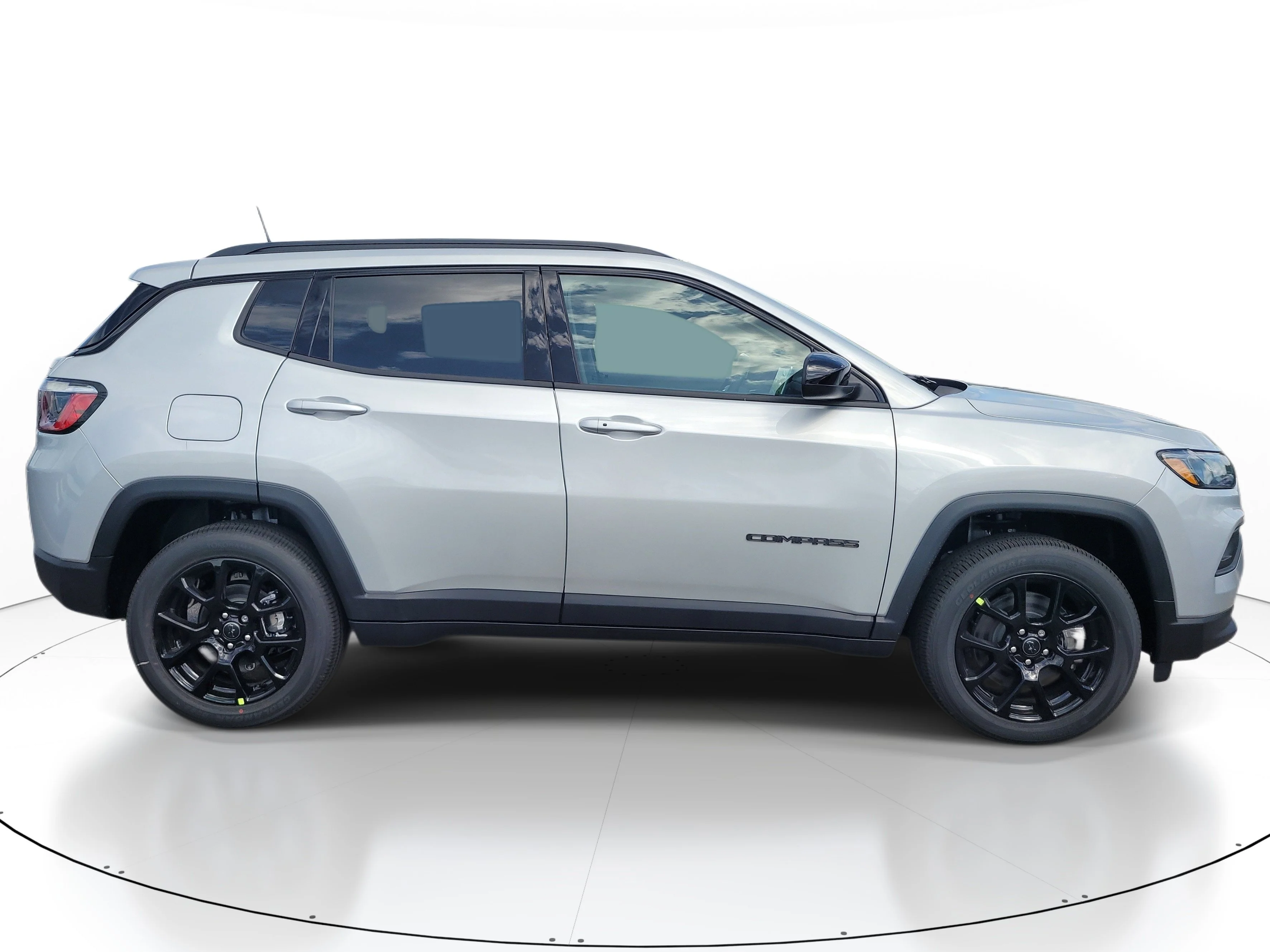 New 2026 Silver Zynith Metallic Clearcoat Jeep Latitude image 5