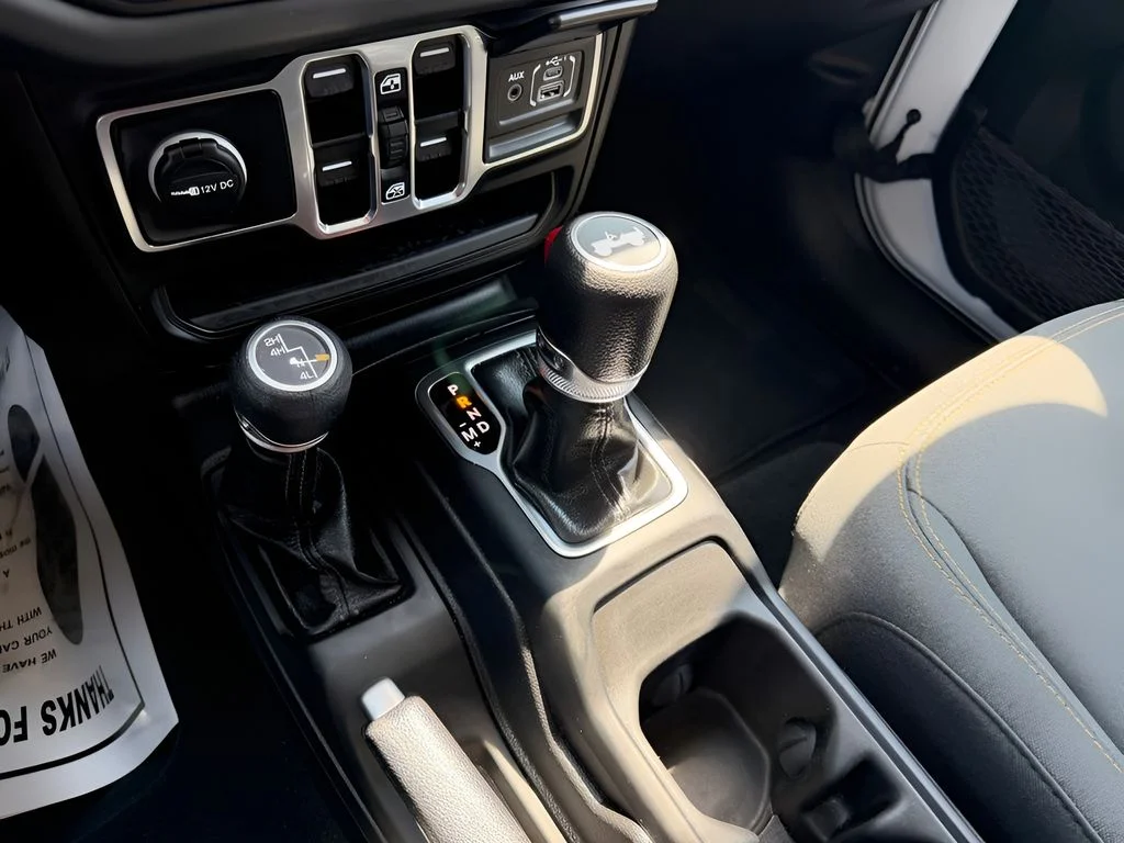 Used 2025 Bright White Clearcoat Jeep Sahara image 24