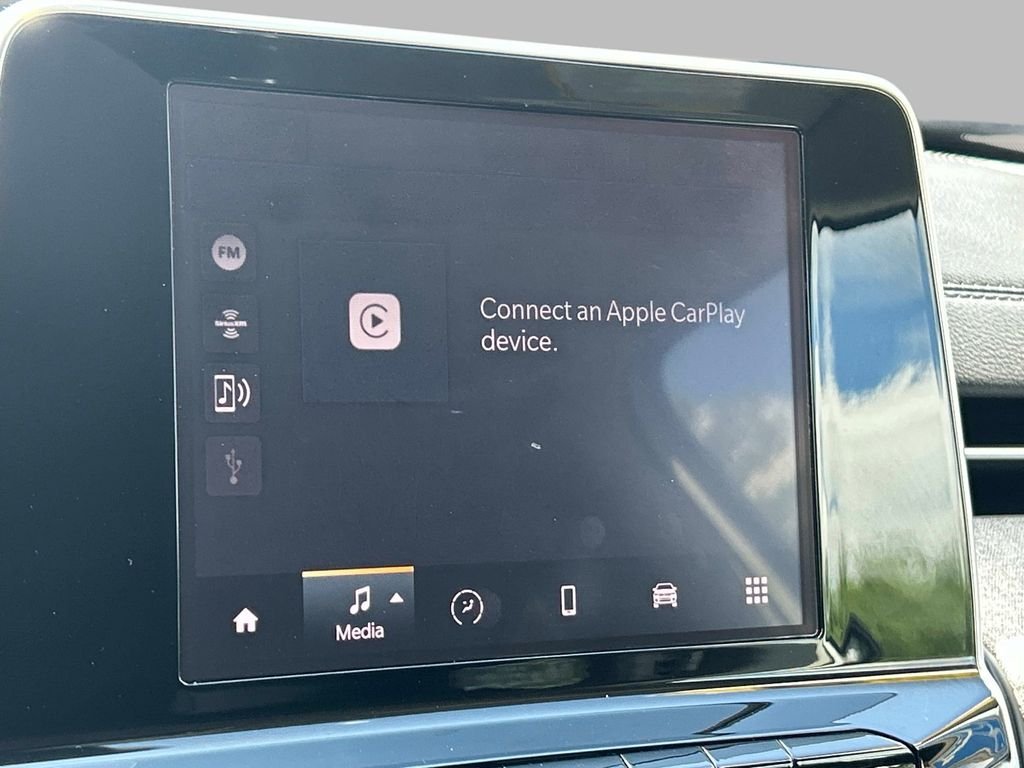 Used 2022 White Jeep Latitude image 29